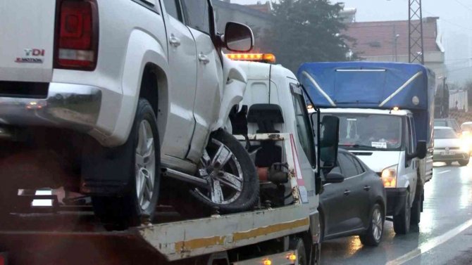 Büyükçekmece’de İki Araç Kafa Kafaya Çarpıştı: 1 Yaralı
