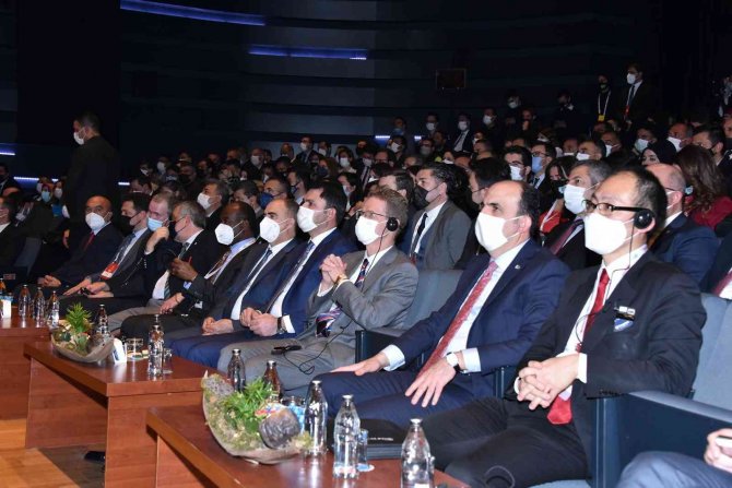 İ̇klim Şurası’nda Ünlü İsimlerin Katılımıyla “İ̇lk Kim Değişiyor” Paneli Düzenlendi