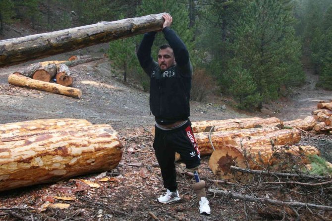Engelli Sporcu, 140 Kilo Kaldırarak Engelsiz Rakiplerini Geçti