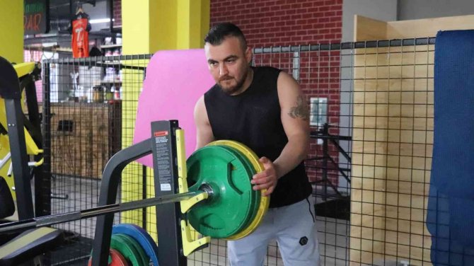 Engelli Sporcu, 140 Kilo Kaldırarak Engelsiz Rakiplerini Geçti