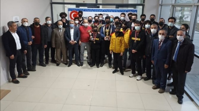 Satranç Şampiyonası Çekişmeli Geçti