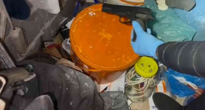 Diyarbakır’da 25 Adrese Eş Zamanlı Operasyonda Çok Sayıda Silah Ele Geçirildi: 18 Gözaltı