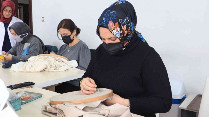 Kurslar Ev Bütçesine Katkı Sağlıyor