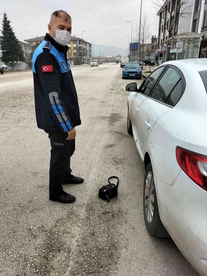 Yolda Buldular Çantayı Sahibine Teslim Ettiler