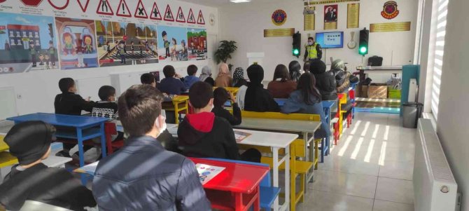 Anaokulu Öğrencileri Trafiği Jandarma Abilerinden Öğrendi