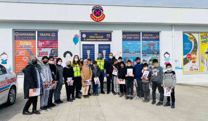 Anaokulu Öğrencileri Trafiği Jandarma Abilerinden Öğrendi