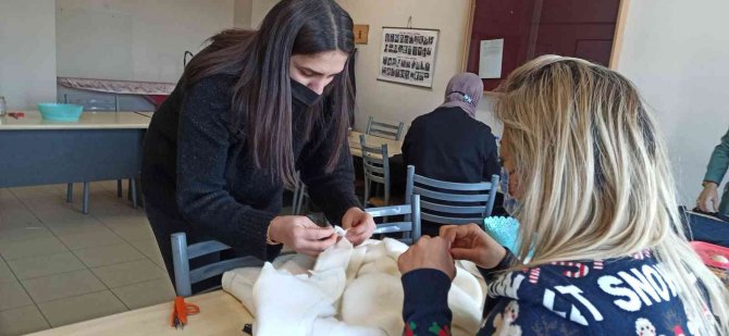 Kadınlar Hem Öğreniyor Hem De Para Kazanıyor