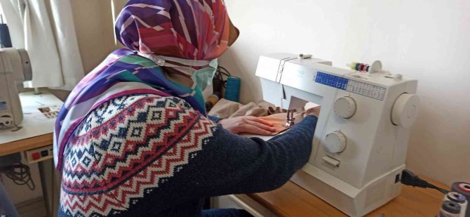 Kadınlar Hem Öğreniyor Hem De Para Kazanıyor