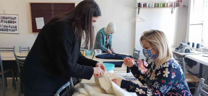 Kadınlar Hem Öğreniyor Hem De Para Kazanıyor