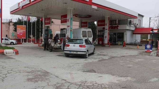 Edirne’de Akaryakıt İstasyonundaki Hırsızlık Anı Kamerada