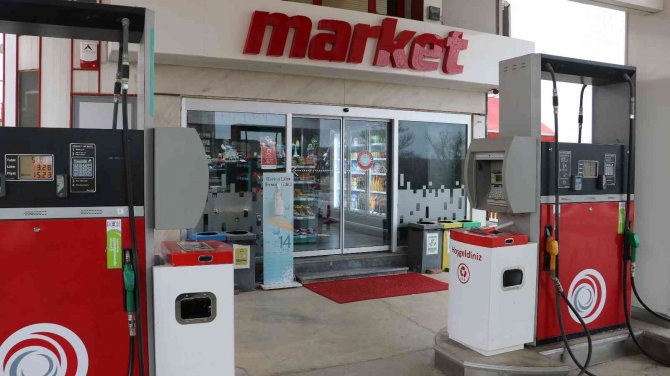 Edirne’de Akaryakıt İstasyonundaki Hırsızlık Anı Kamerada
