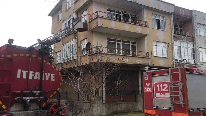 Bacadan Çıkan Yangın Evi Yaktı