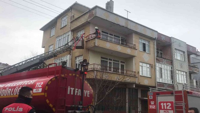 Bacadan Çıkan Yangın Evi Yaktı