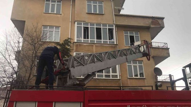 Bacadan Çıkan Yangın Evi Yaktı