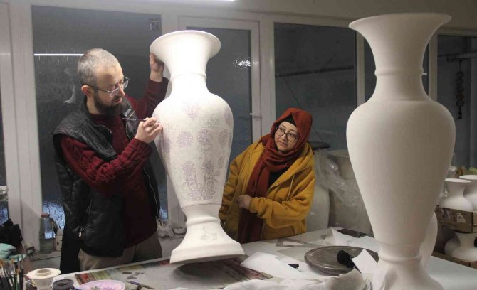 220 Santimlik Dev Çini Vazo Göz Kamaştırıyor