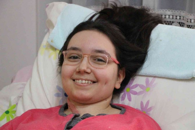 4. Kattan Düşerek Yatağa Mahkum Olan İ̇rem’e 3 Yıldır Babası Bakıyor