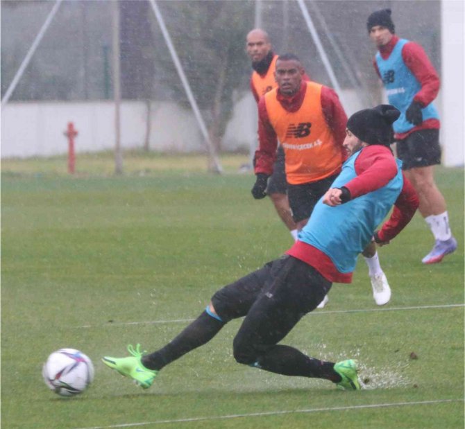 Ft Antalyaspor, Sağanak Yağış Altında Çalıştı