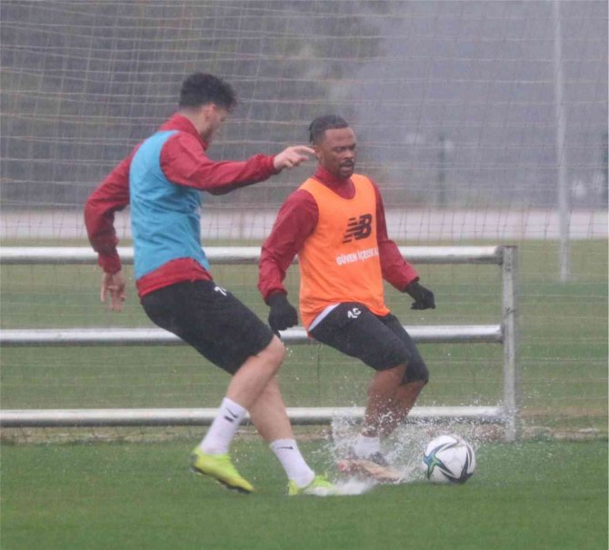 Ft Antalyaspor, Sağanak Yağış Altında Çalıştı