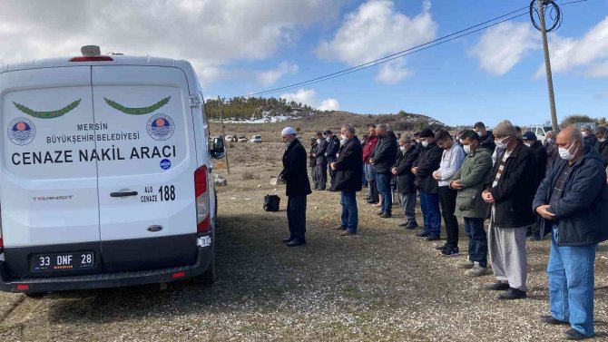 Kocasının Okul Bahçesinde Öldürdüğü 2 Çocuk Annesi Toprağa Verildi