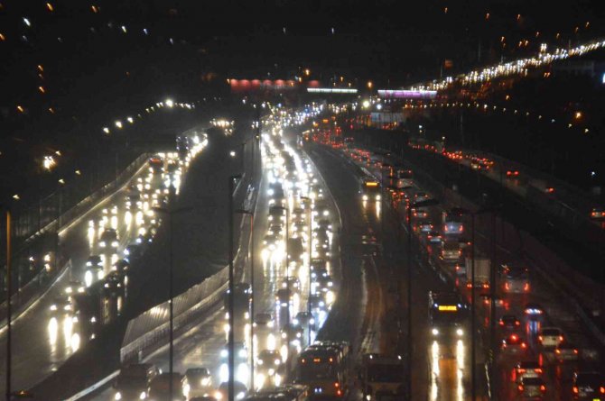 İ̇stanbul Güne Yağmurla Uyandı