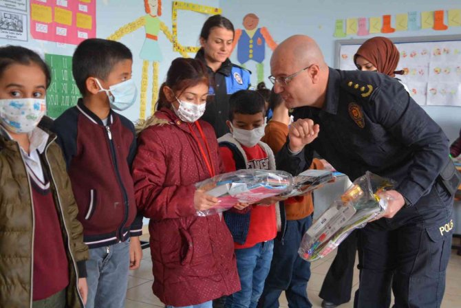 Hakkari Polisi Köy Okulu Öğrencilerini Sevindirdi