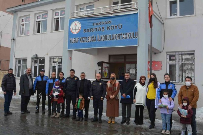 Hakkari Polisi Köy Okulu Öğrencilerini Sevindirdi