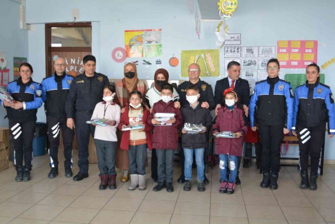 Hakkari Polisi Köy Okulu Öğrencilerini Sevindirdi