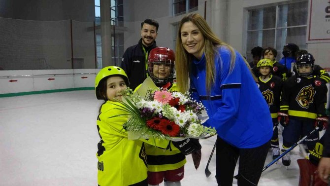 Hatayspor Kadın Basketbol Takımı Oyuncuları, Buz Hokeyi Oyuncuları İle Bir Araya Geldi