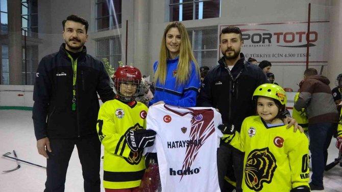 Hatayspor Kadın Basketbol Takımı Oyuncuları, Buz Hokeyi Oyuncuları İle Bir Araya Geldi