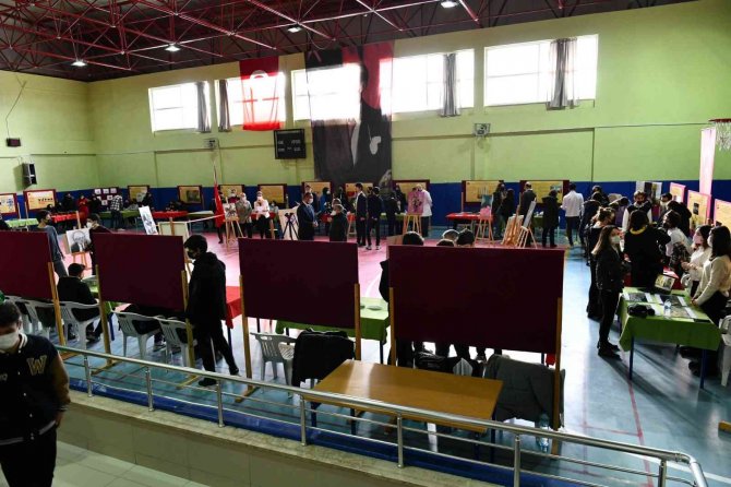 Tenzile Erdoğan Anadolu Lisesi’nde Öğrencilerin Projelerini Sergilediği Fuar Açıldı