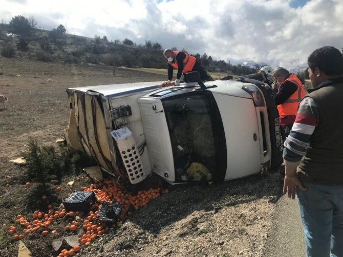 Isparta’da Lastiği Patlayan Kamyonet Şarampole Devrildi