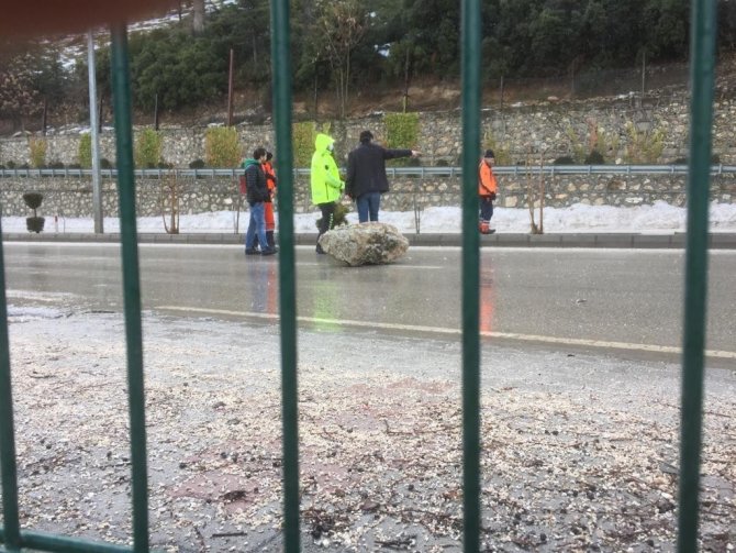 Eğirdir’de Anayola Düşen Kaya Parçası Korkuttu