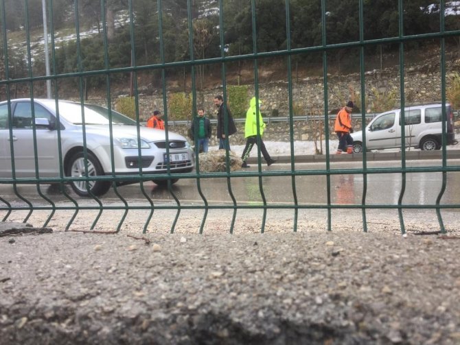 Eğirdir’de Anayola Düşen Kaya Parçası Korkuttu