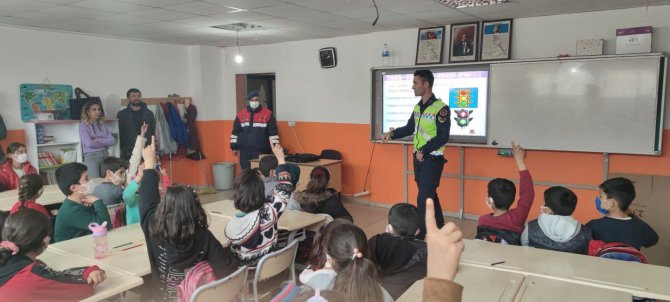 Mardin’de Jandarmadan Öğrencilere Trafik Eğitimi