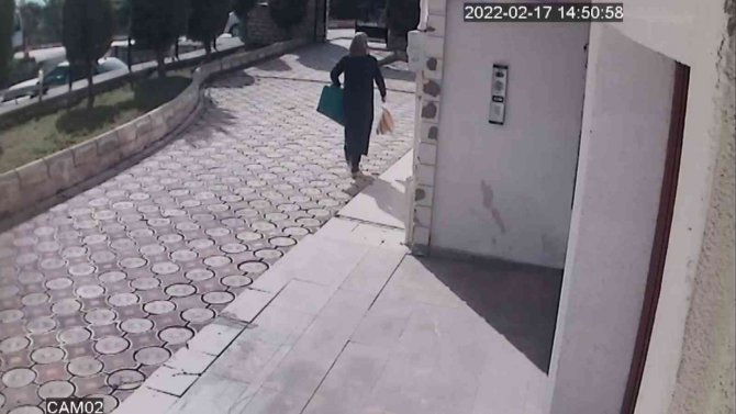 Elinde Ekmek Poşetiyle Apartmanın Önüne Gelip Paspası Çaldı