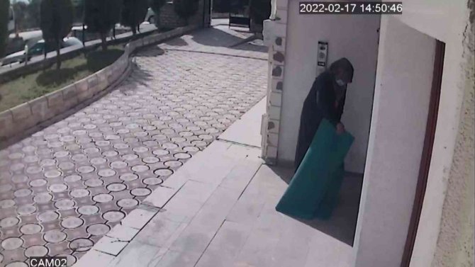 Elinde Ekmek Poşetiyle Apartmanın Önüne Gelip Paspası Çaldı