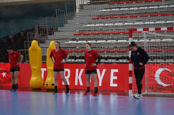 Milli Hentbolcu Beyza Karaçam, İ̇sveç’e Transfer Oldu
