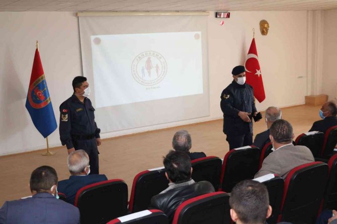 Jandarma Ekipleri, Muhtarları Bilgilendirmeye Devam Ediyor
