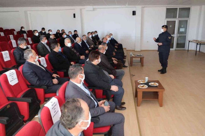 Jandarma Ekipleri, Muhtarları Bilgilendirmeye Devam Ediyor
