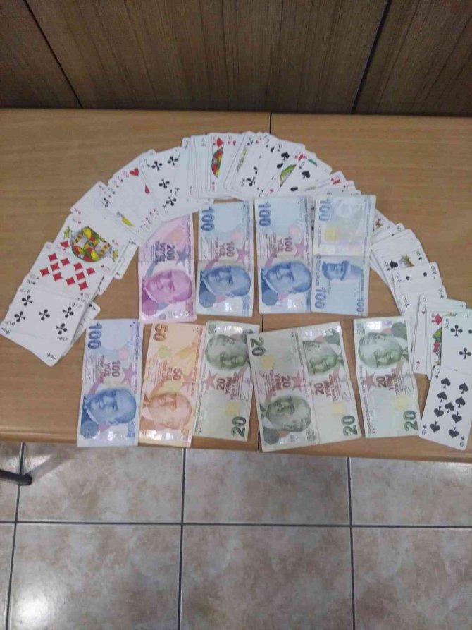 Kumar Oynayan 9 Kişiye Toplam 16 Bin 371 Tl Ceza Kesildi