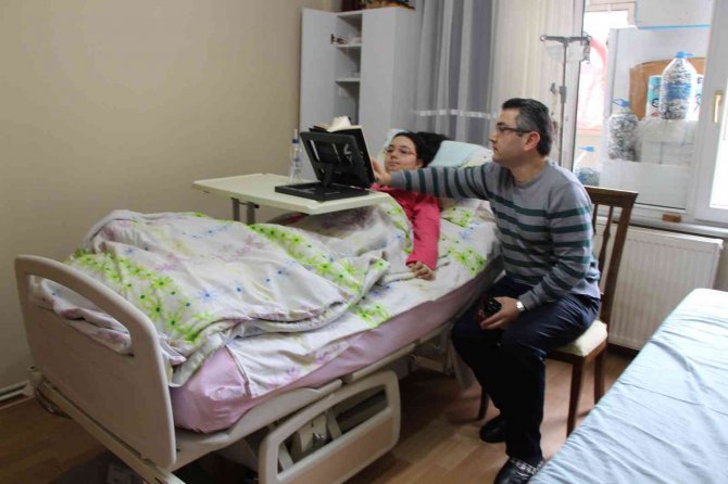 4. Kattan Düşerek Yatağa Mahkum Olan İ̇rem’e 3 Yıldır Babası Bakıyor