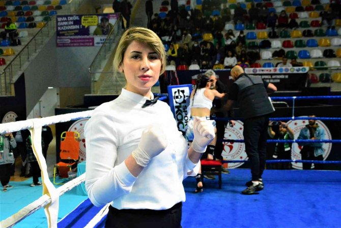 12 Yıl Ringlerde Dövüştü, Şimdi Hem Antrenörlük Hem Hakemlik Yapıyor