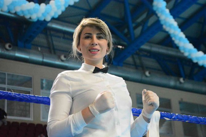 12 Yıl Ringlerde Dövüştü, Şimdi Hem Antrenörlük Hem Hakemlik Yapıyor