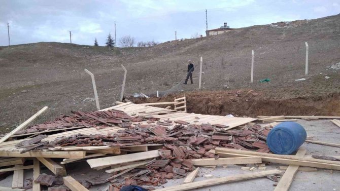Kırıkkale’de 2 İşçi Çöken Çardağın Altında Kaldı