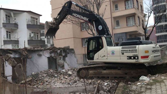Kırıkkale’de Metruk Binalar Yıkılıyor