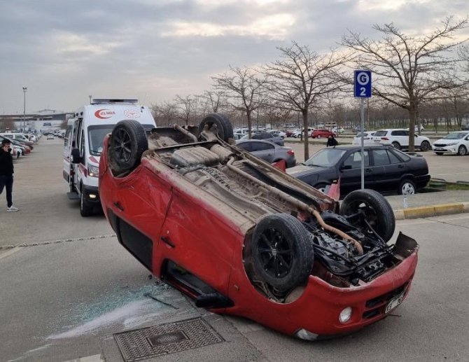 Otoparkta Kazaya Karışan Otomobil Takla Attı