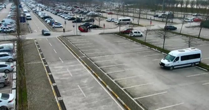 Otoparkta Kazaya Karışan Otomobilin Takla Atma Anı Kamerada