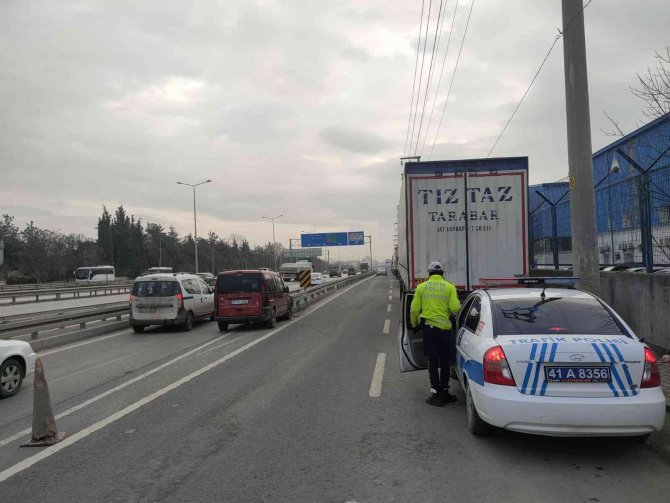 Hafif Ticari Araç D-100’de Bariyere Çarptı: 1 Yaralı