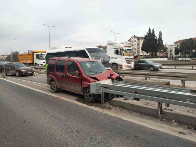 Hafif Ticari Araç D-100’de Bariyere Çarptı: 1 Yaralı