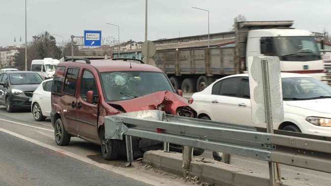 Hafif Ticari Araç D-100’de Bariyere Çarptı: 1 Yaralı